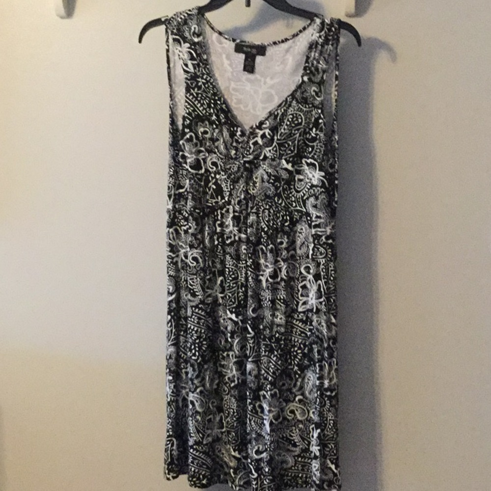 Black and white sleeveless jersey knit dress